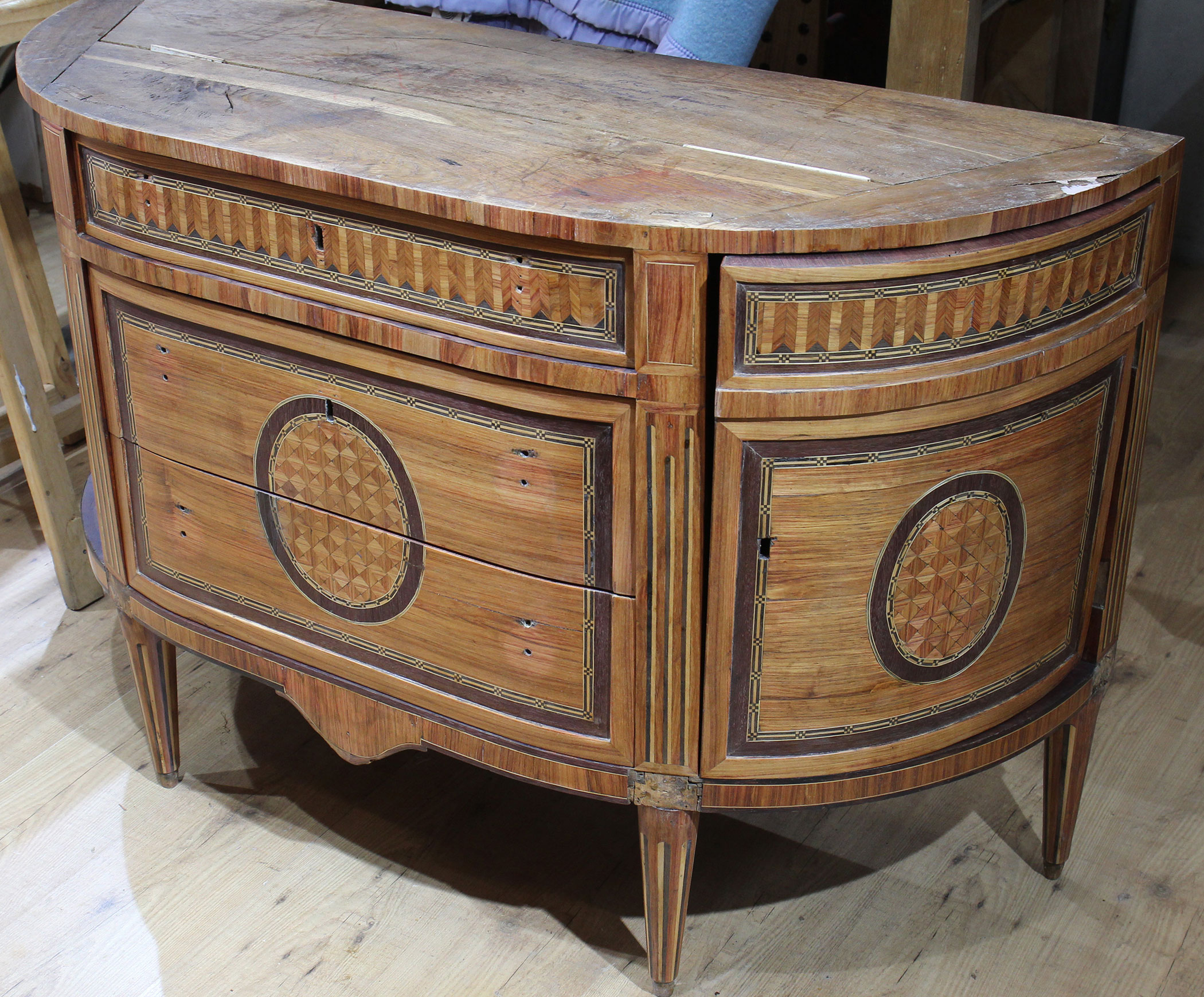 Restauration commode demi-lune d epoque Louis seize