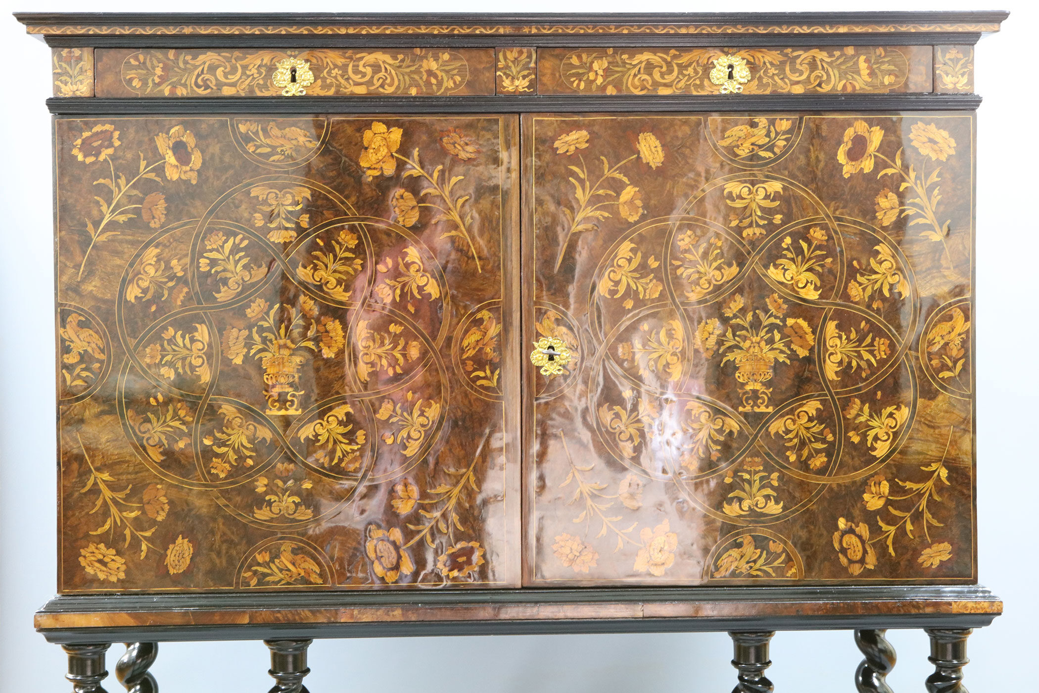 Renovation cabinet en marqueterie florale attribue a thomas hache