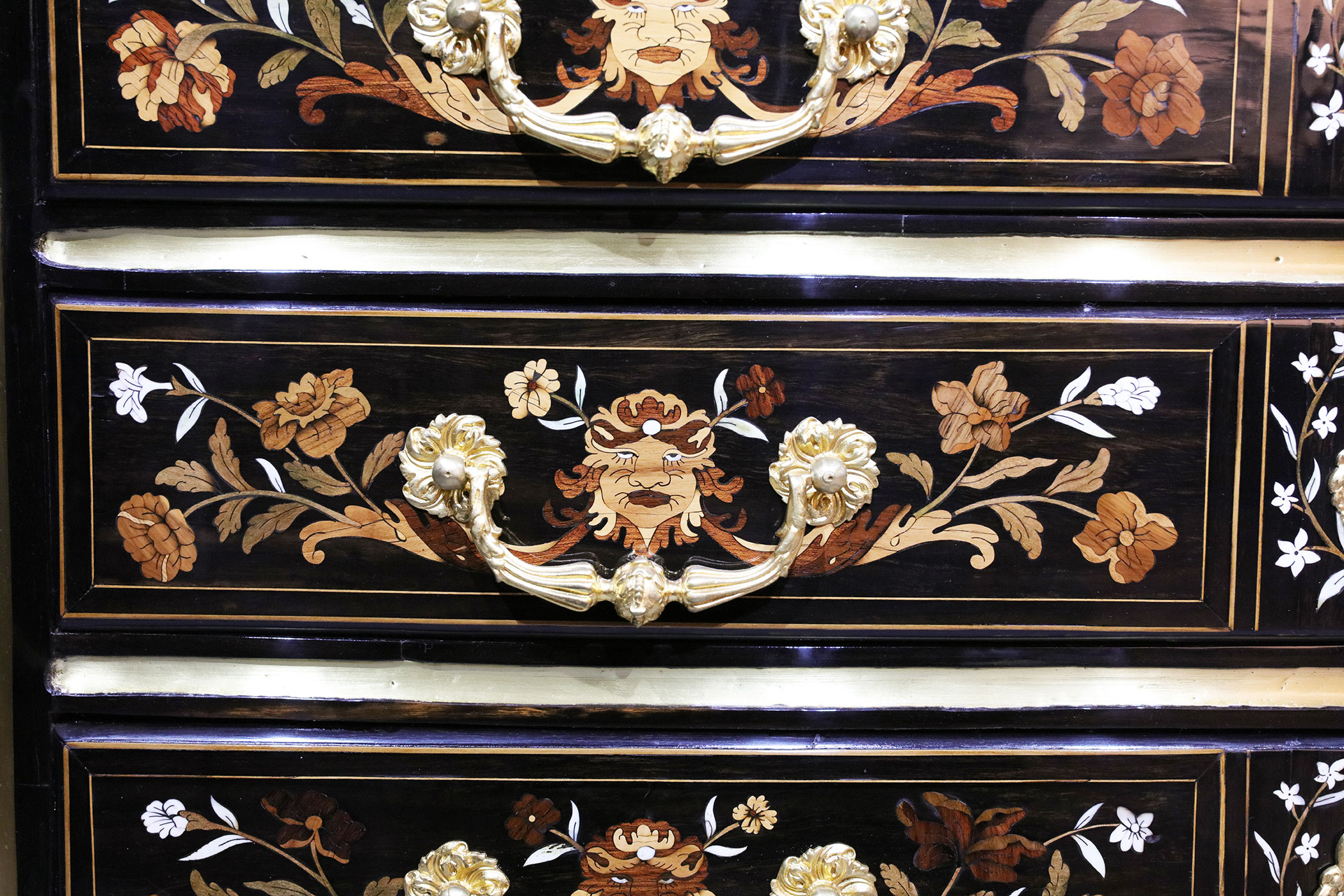 Restauration Commode Louis XIV marqueterie florale Mondon