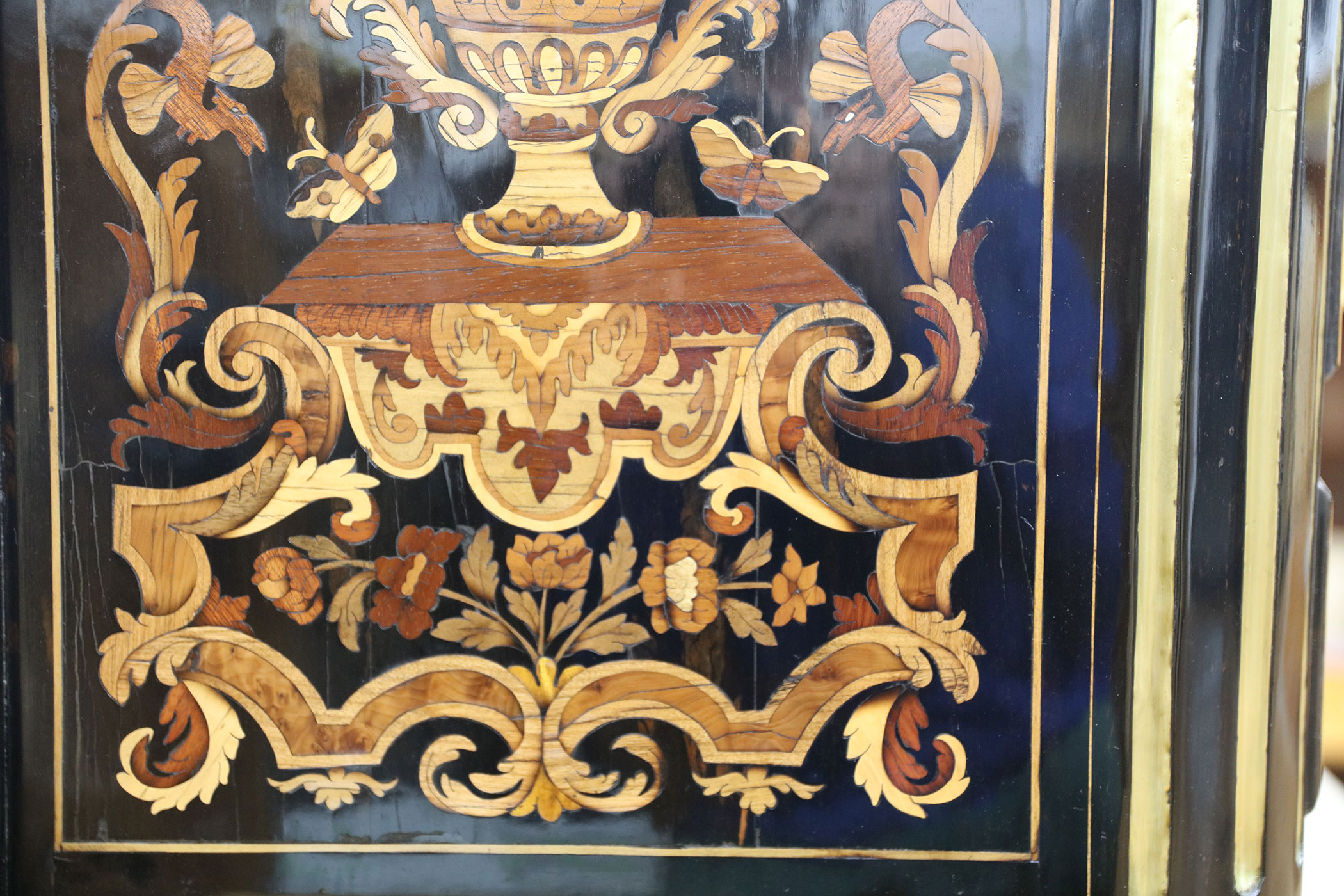 Restauration Commode Louis XIV marqueterie florale Mondon