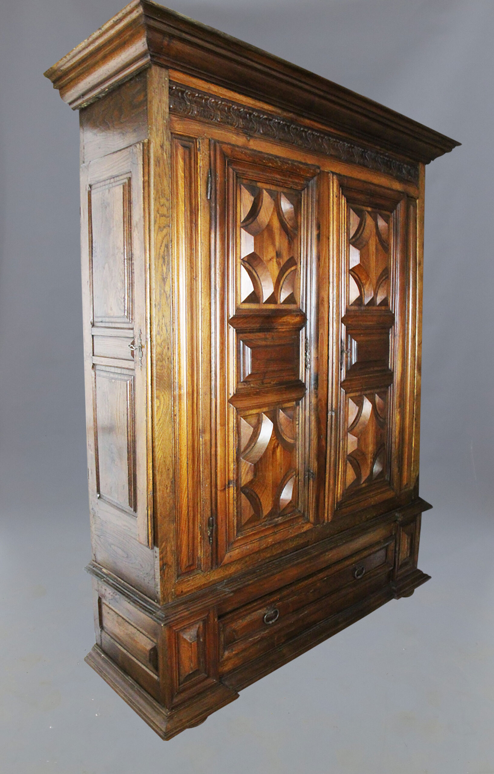 Restauration Armoire Béarnaise en noyer de l'école d'Orthez