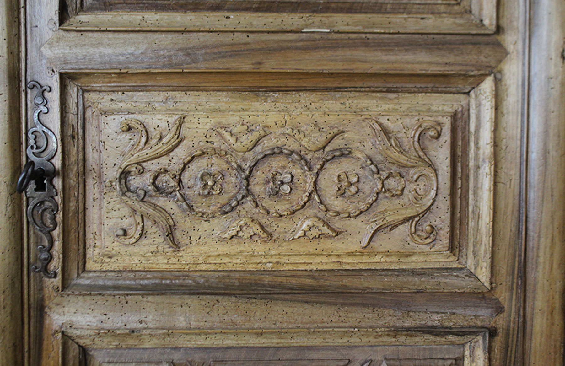 Restauration Armoire en noyer de l'école de Morlaàs.