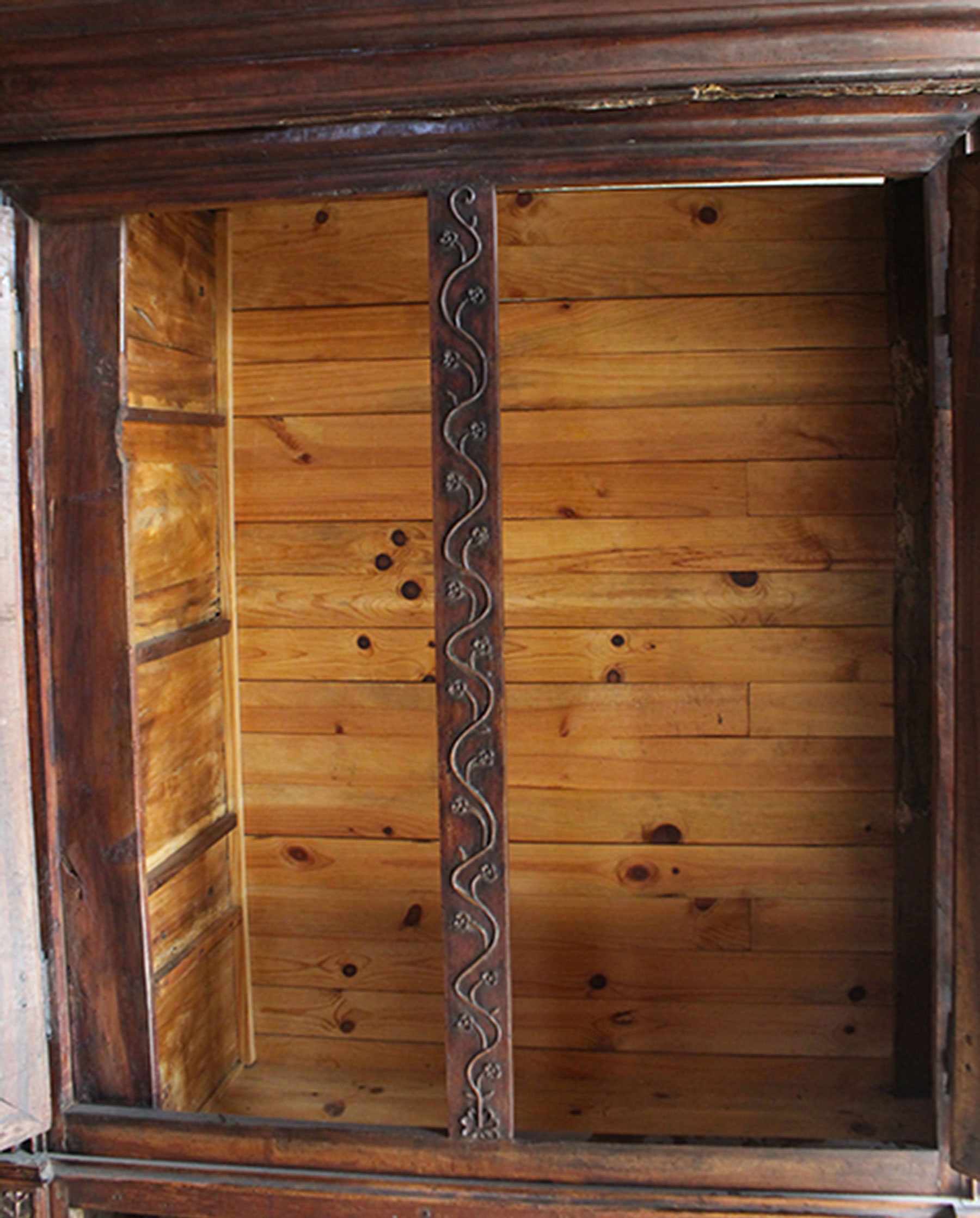 Restauration Armoire en noyer de l'école de Morlaàs.