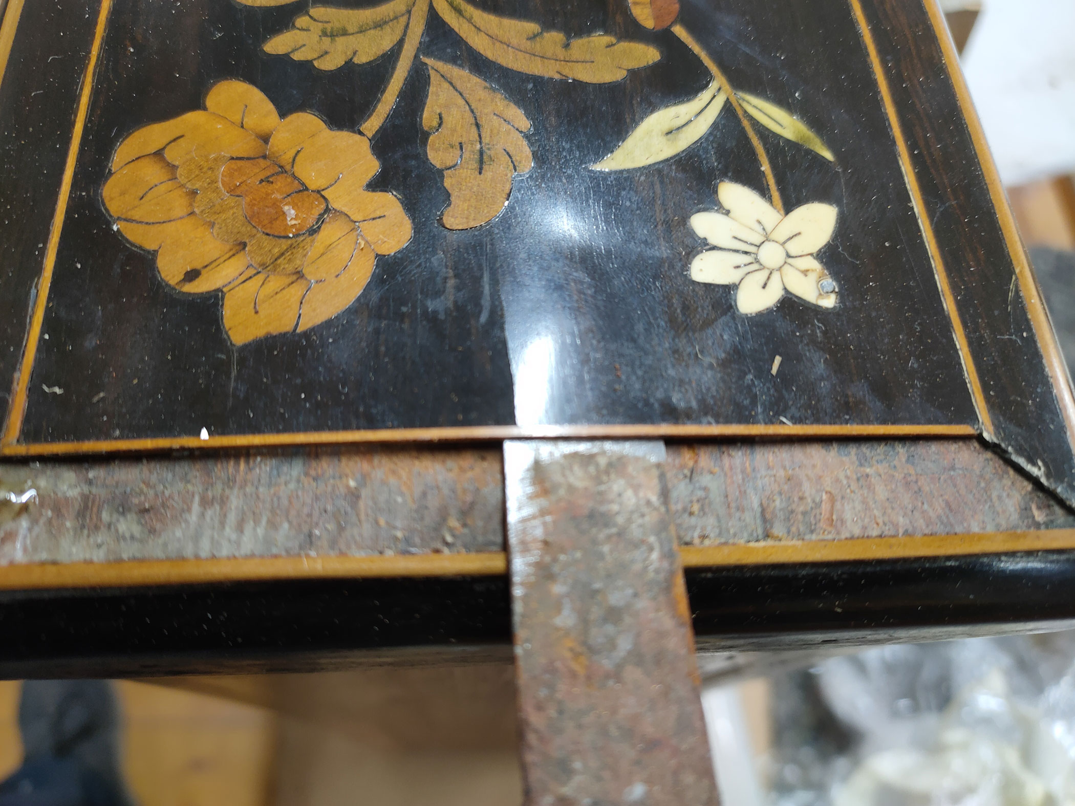 Restauration Commode Louis XIV marqueterie florale Mondon