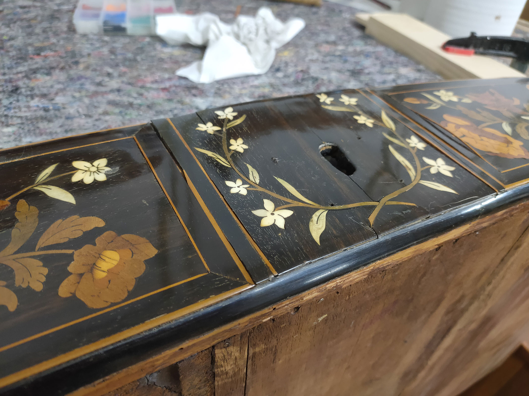 Restauration Commode Louis XIV marqueterie florale Mondon