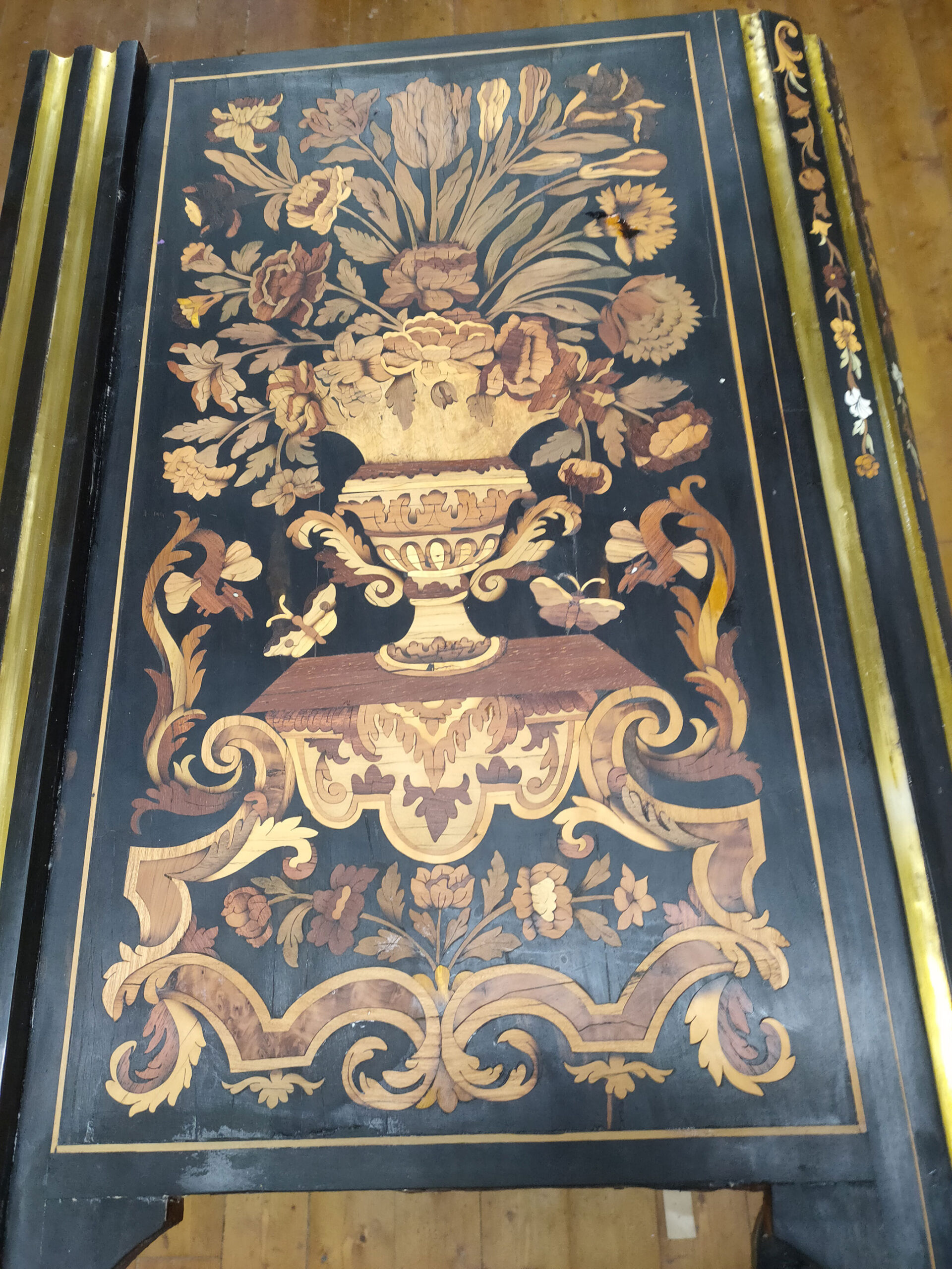 Restauration Commode Louis XIV marqueterie florale Mondon