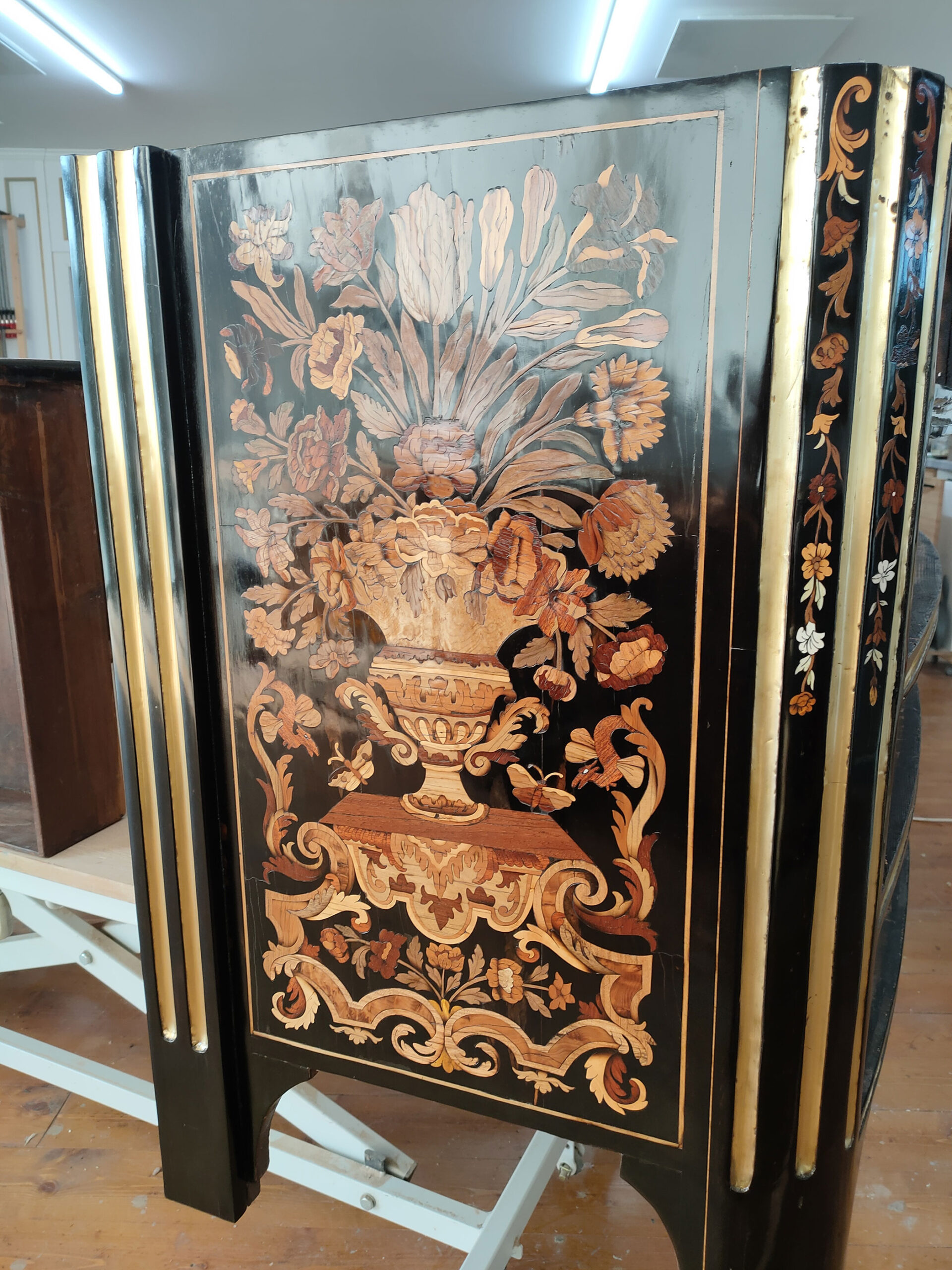 Restauration Commode Louis XIV marqueterie florale Mondon