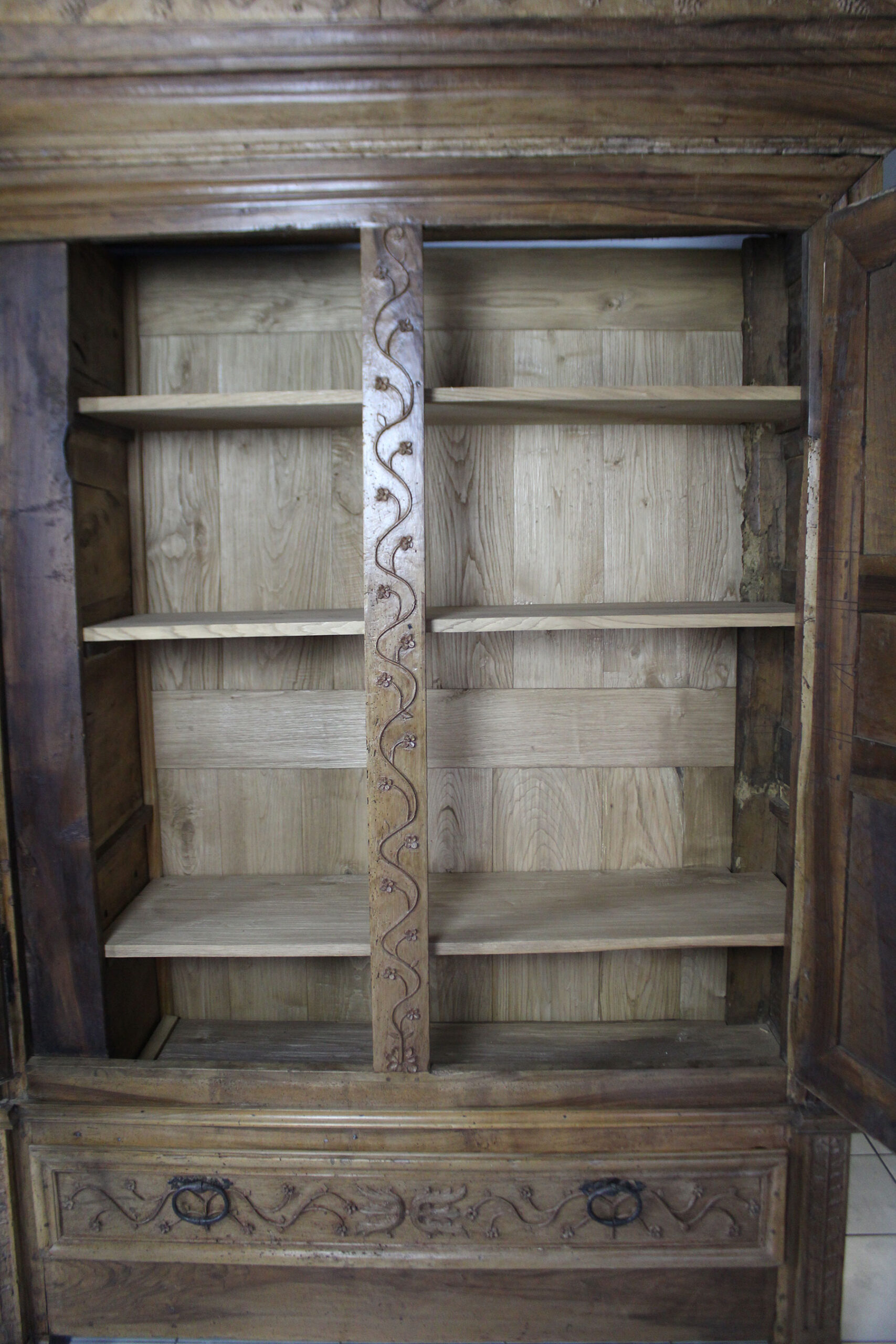 Restauration Armoire en noyer de l'école de Morlaàs.