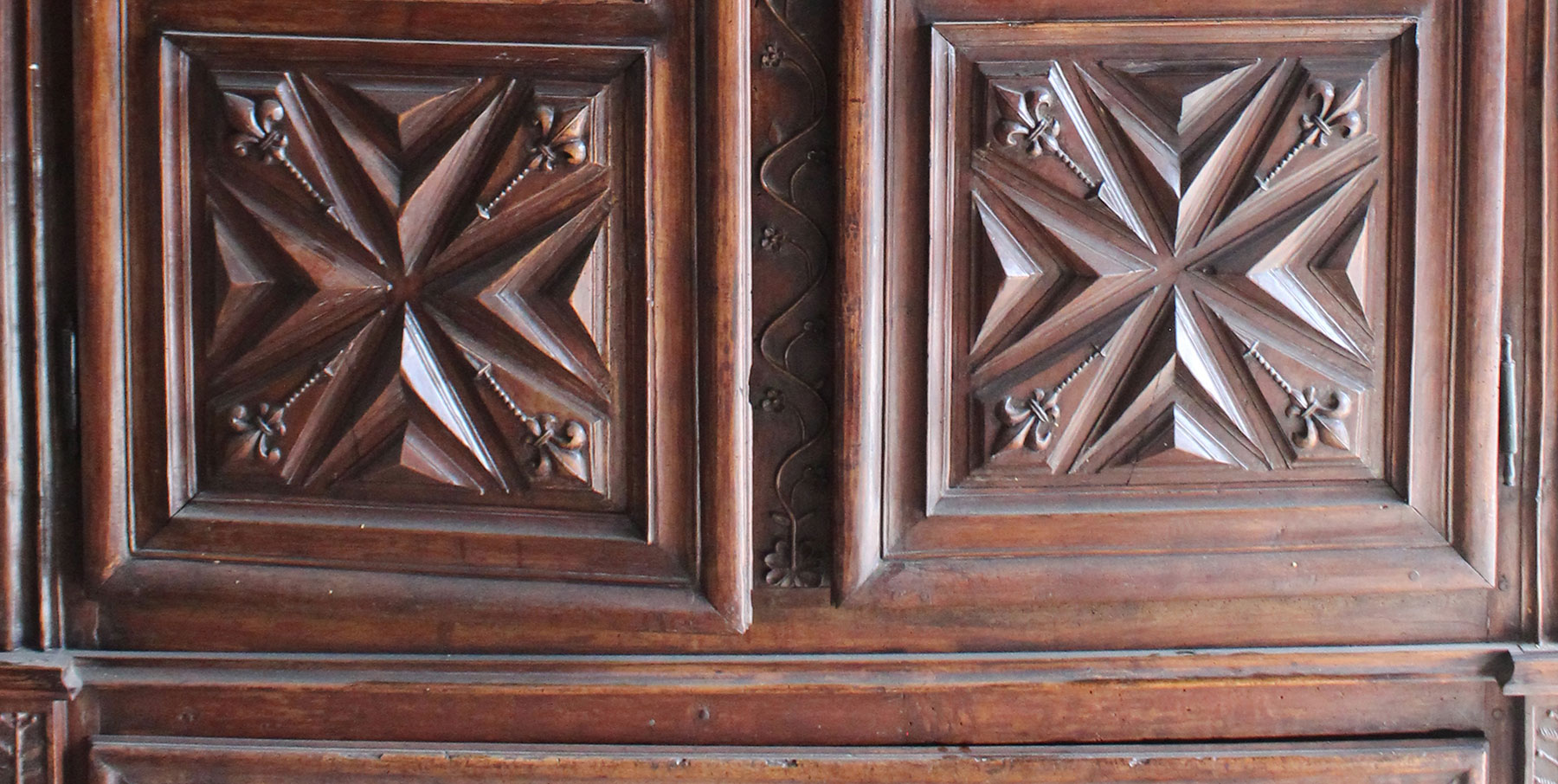 Restauration Armoire en noyer de l'école de Morlaàs.