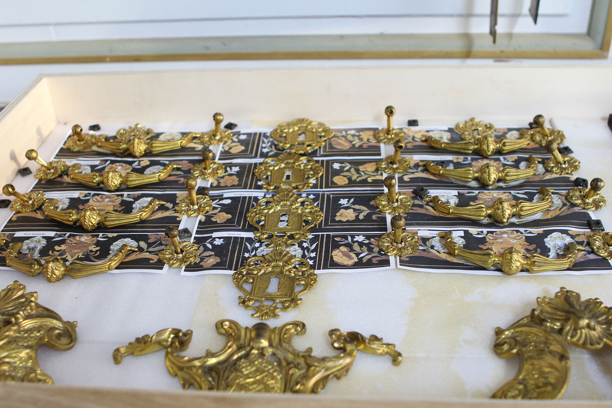 Restauration Commode Louis XIV marqueterie florale Mondon